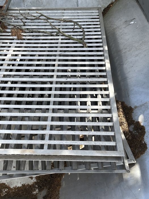 Grelhas em Inox 4 unidades e alguns tabuleiros em inox