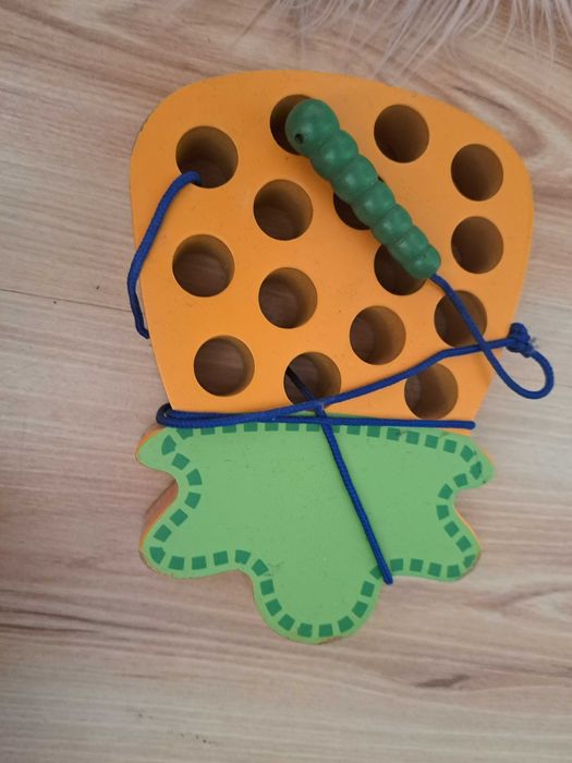 Drewniana przeplatanka / przewlekanka Montessori ananas