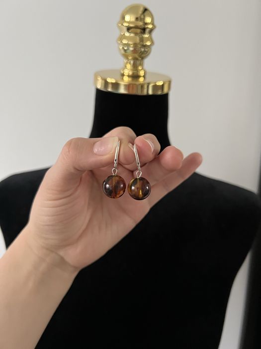 Srebrne, brązowe wiszące kolczyki, bursztyn, kulka