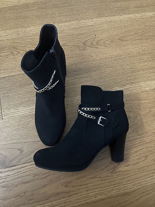 Czarne botki ze złotymi łańcuszkami rozmiar 40