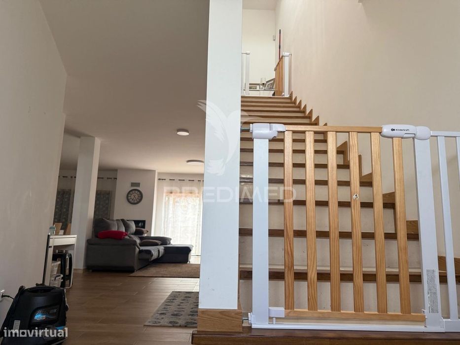 Moradia V3 em Condominio Privado com Piscina.