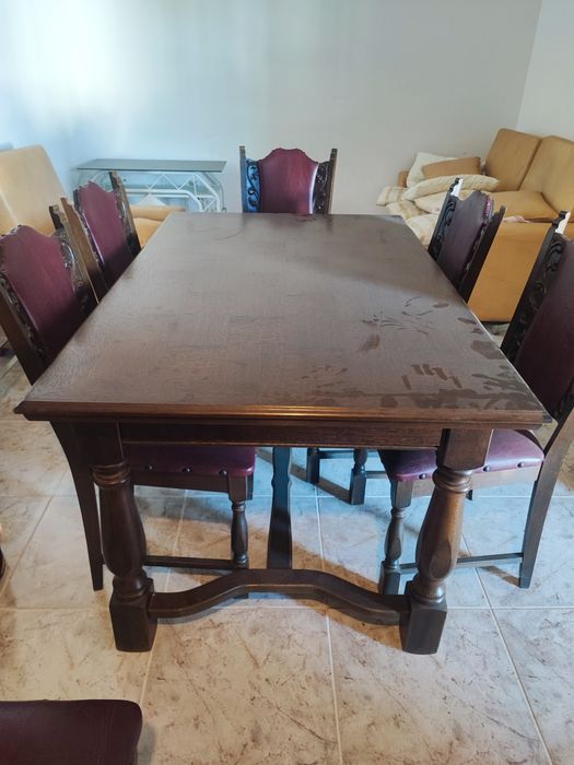 Mesa de sala/ cozinha com cadeiras