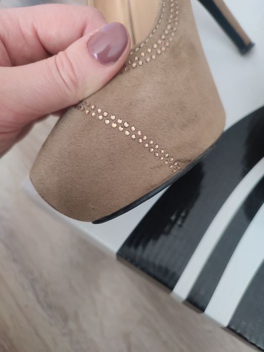 Szpilki damskie beżowe