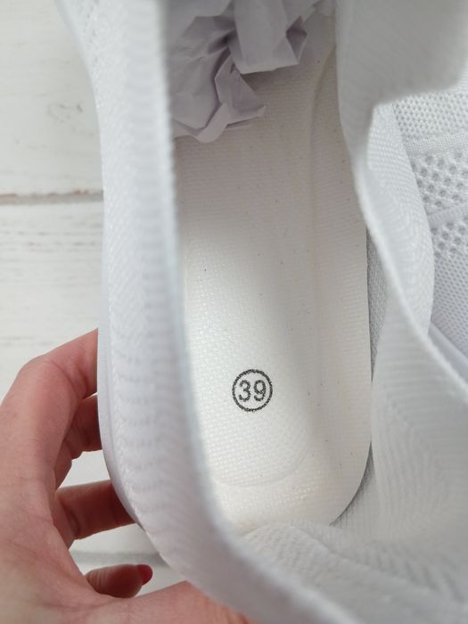 Białe sneakersy slip on lekkie sportowe buty siateczka rozmiar 39