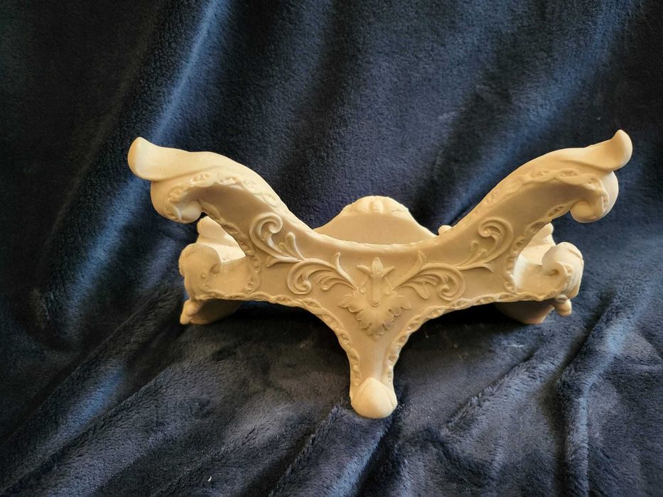 Elegante Suporte Decorativo em Marfinite para Quadros e Molduras