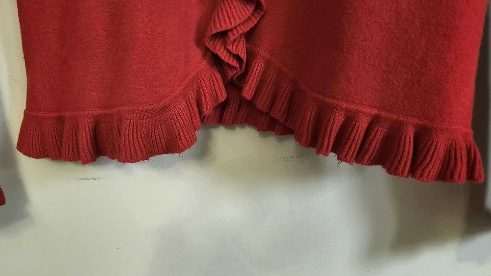 Czerwony sweter z jedwabiem