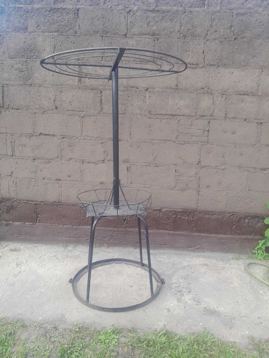 Metalowy stojak na kwiaty