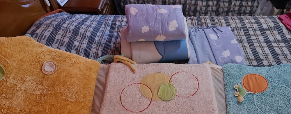 Edredões e resguardos para berço de bebé