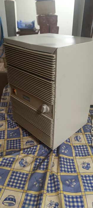 Desumidificador  da marca Supremo, com grelhas frontais