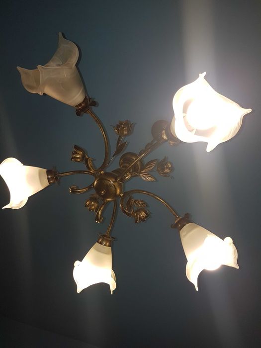 Żyrandol lampa kuty róże na pięć żarówek