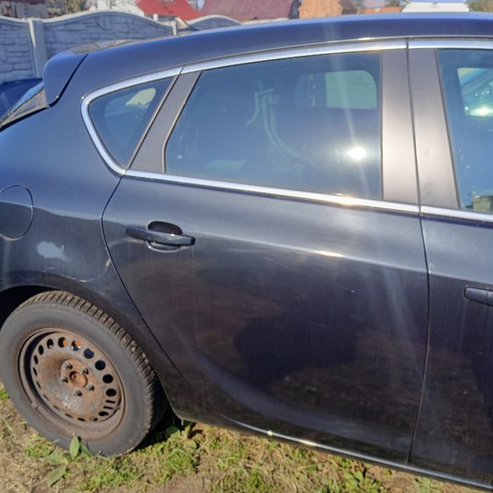 Drzwi tylne prawe opel astra j hatchback Z22C