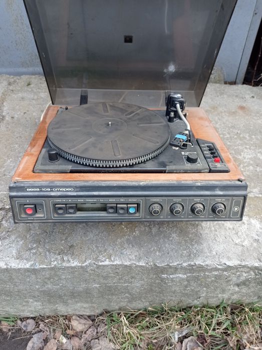 Продам магнитофон "Вега"