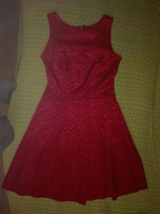 Sukienka czerwona rozkloszowana