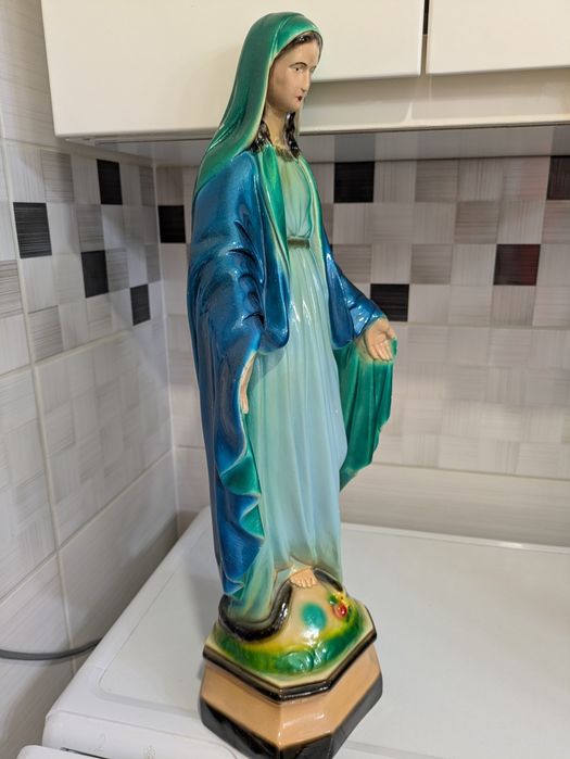 Фігурка Мадонна.