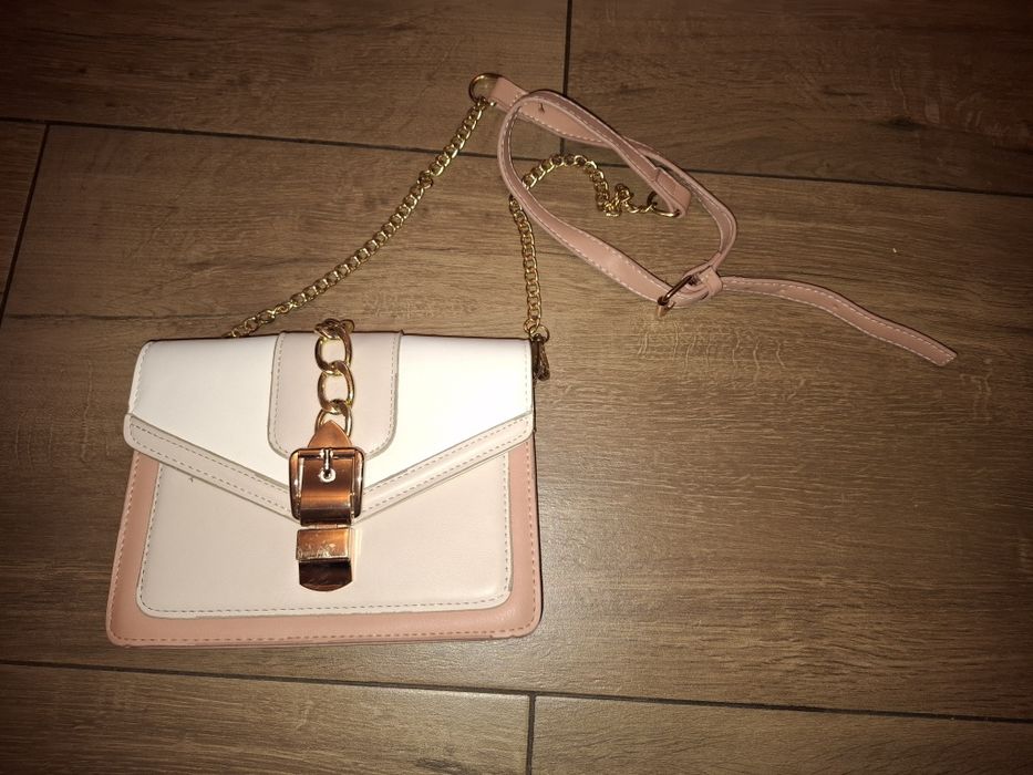 Torebka na ramię z łańcuszkiem.