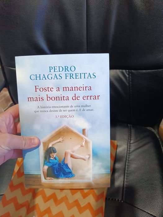 Vendo o livro "Foste a maneira mais bonita de errar"