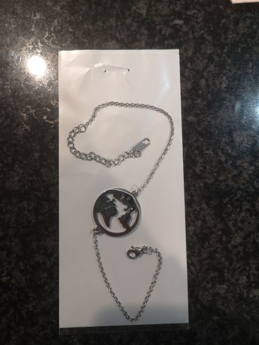 Pulseira em aço com símbolo mapa mundo