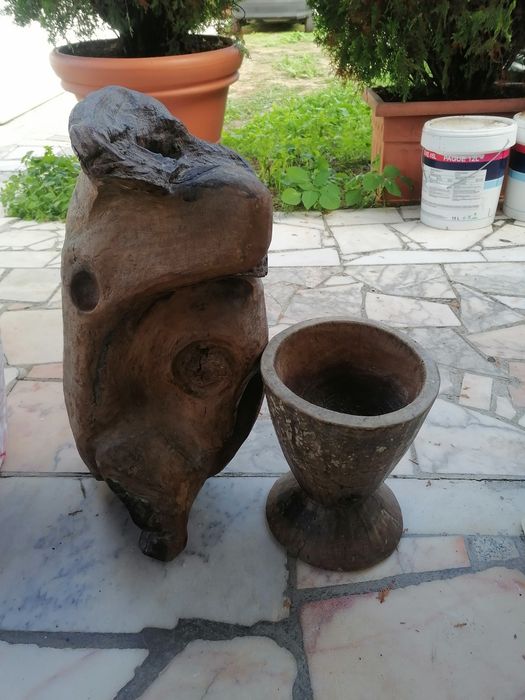 Almofariz de madeira e peça de madeira