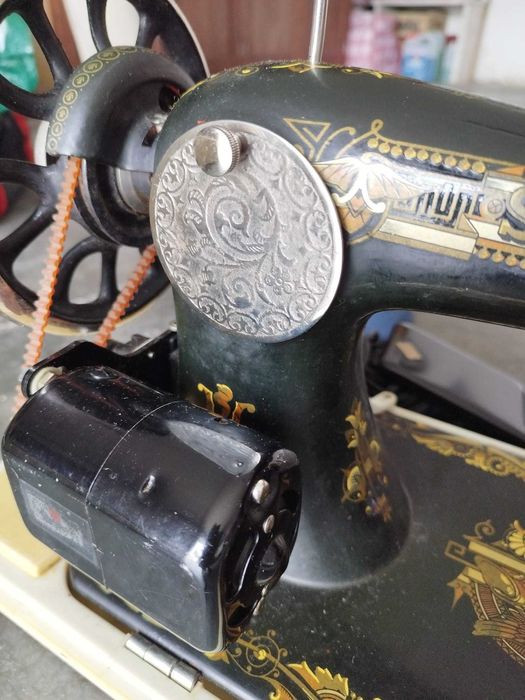 Máquina de costura antiga Singer com pedal e caixa