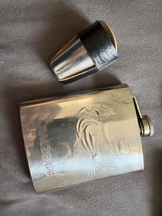 Piersiówka dla wędkarzy z kompletem kieliszków