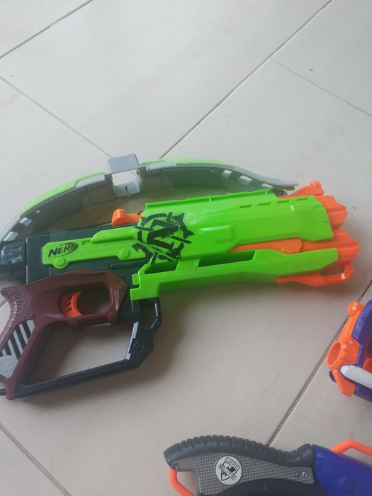 Várias armas da Nerf
