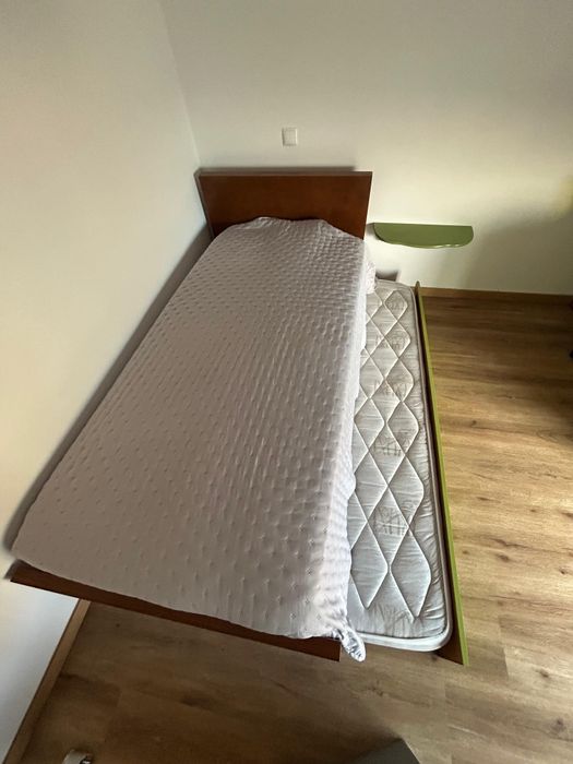 Cama individual com estrado elevatório