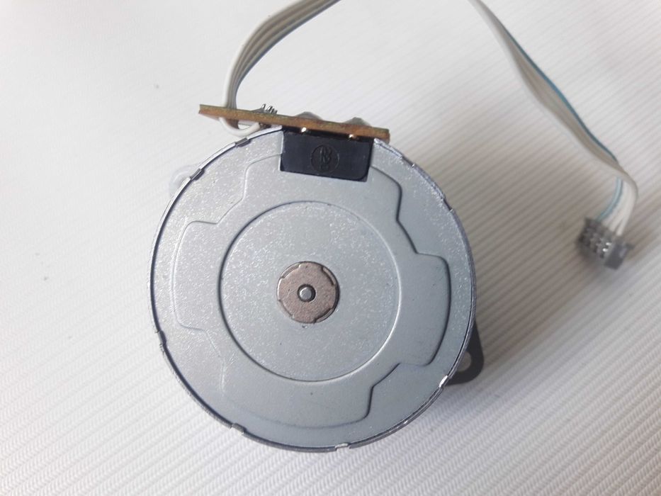 Шаговый двигатель Mitsumi M42SP-6TE, б/у.
