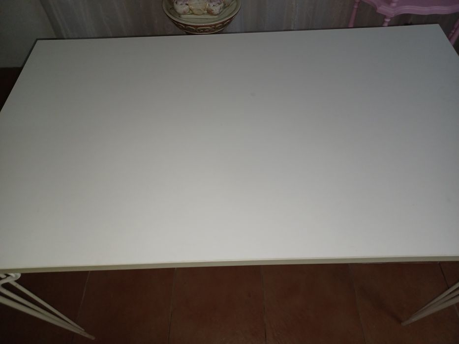 Secretária Ikea com estrutura de metal trabalhado