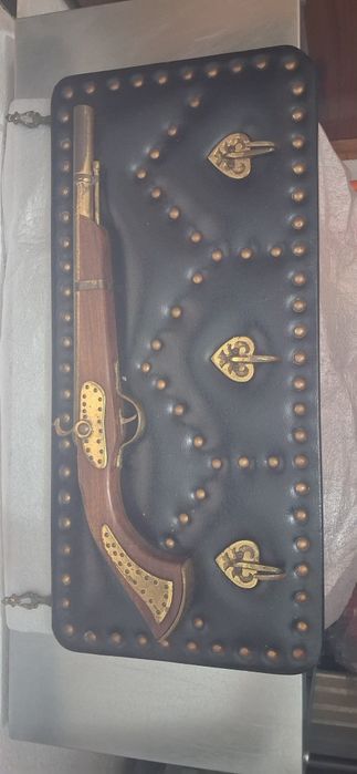Bengaleiro em Pele com Arma Antiga