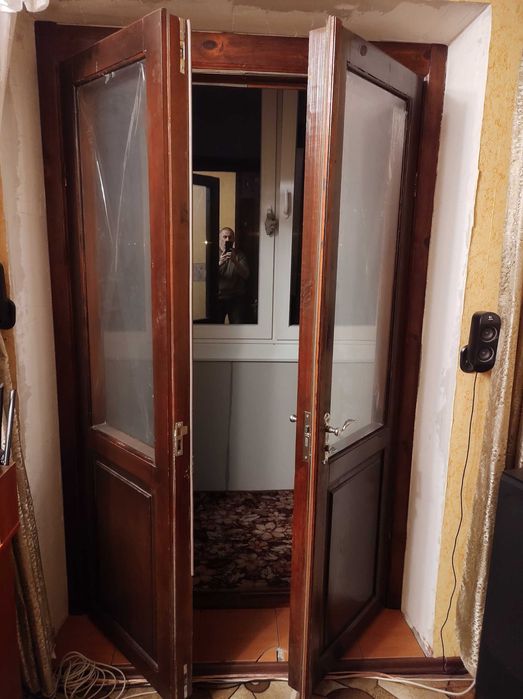 Двери двустворчатые из дерева/жалюзі