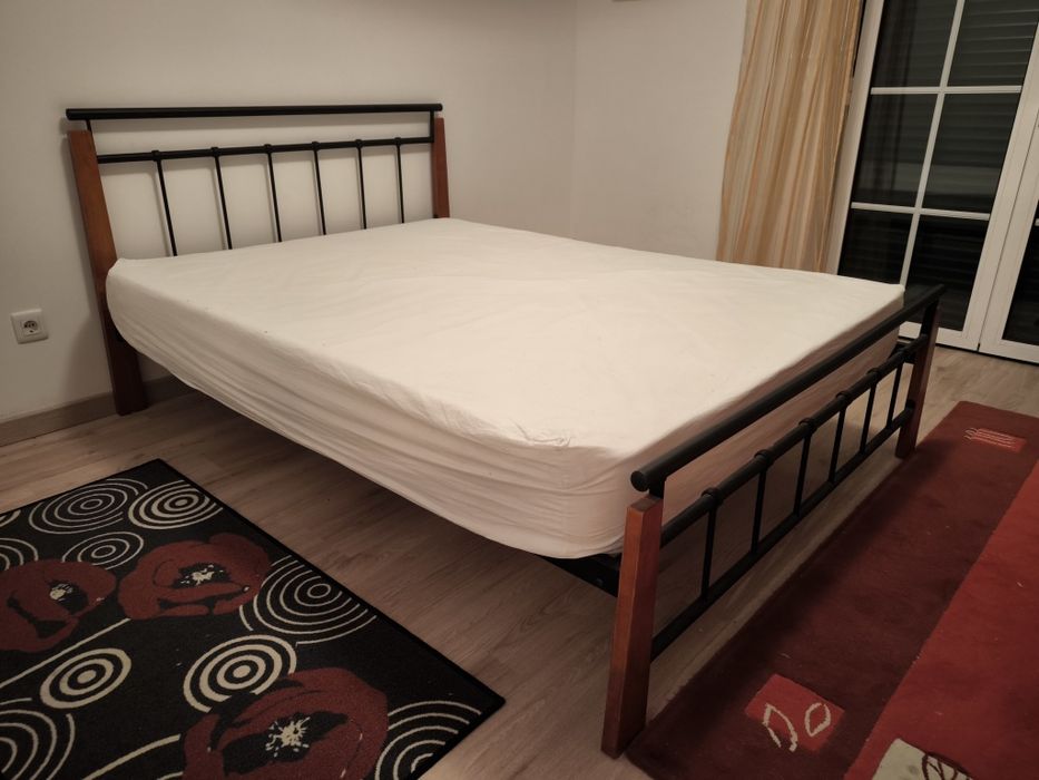 Cama de casal com estrado em metal com colchao
