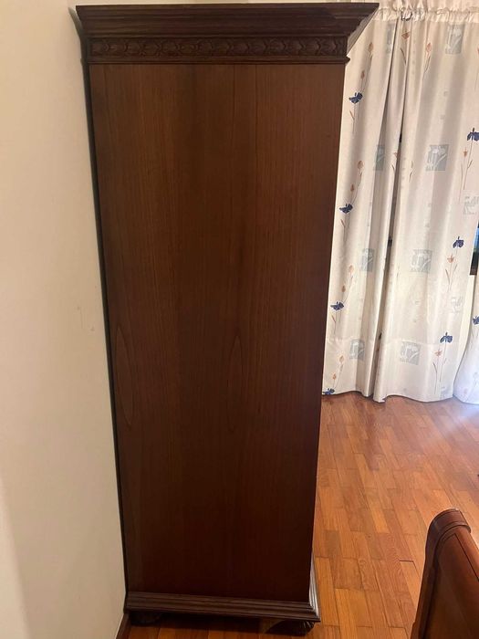 Grande Roupeiro em Madeira Maciça