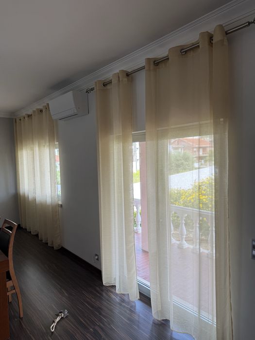 Cortinas cinzentas e beges