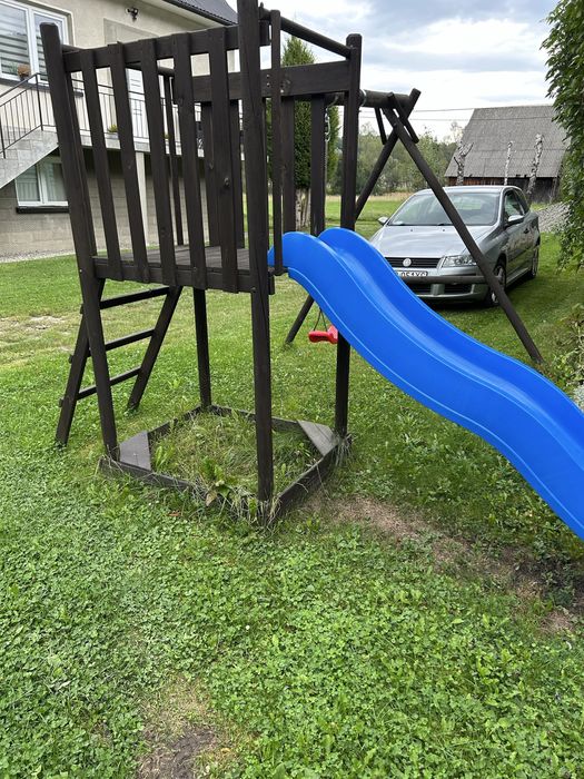 Plac zabaw. Huśtawka zjezdrzalnia trampolina