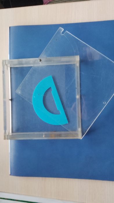 Контейнер з оргстекла.