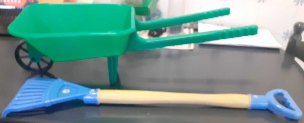 Carrinho de mão e ancinho infantis