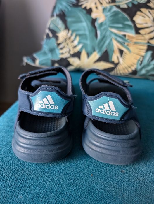 Piankowe sandały firmy Adidas rozm. 27