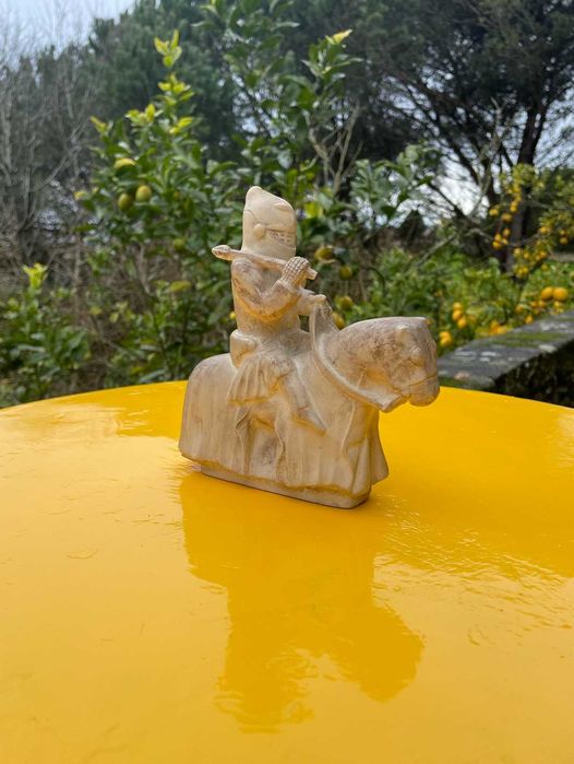 Reprodução de escultura medieval de um cavaleiro