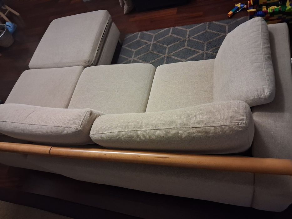 Sofá beje com chaise longue