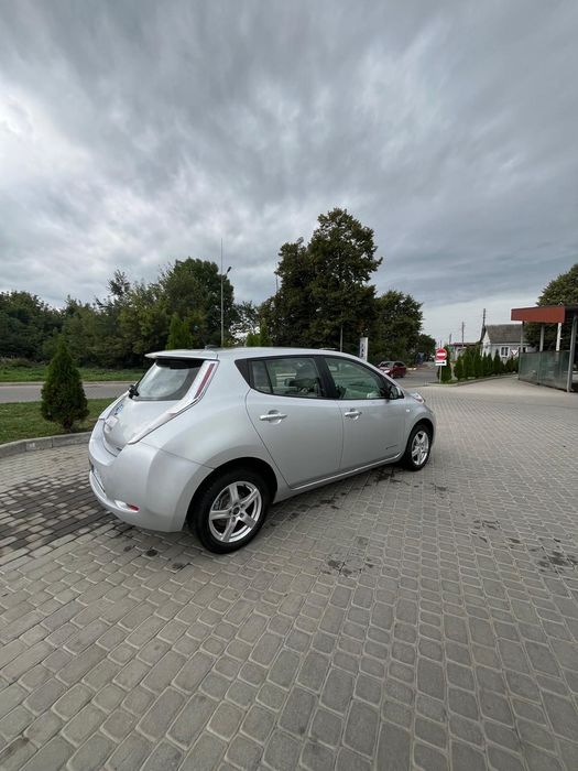 Nissan leaf з підігрівом і сонячною панелью