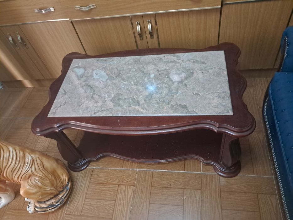Mesa de centro em madeira com tampo em pedra