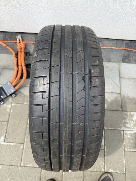 Шина Pirelli P Zero 235/45/20