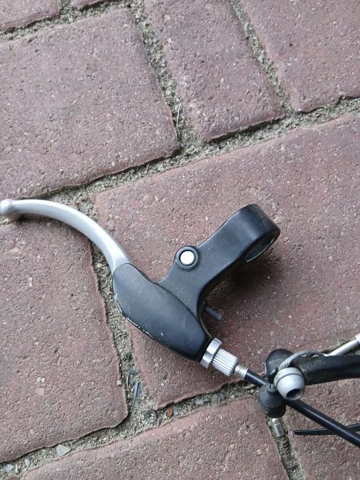 Hamulec rowerowy.  Klamka i dociski
