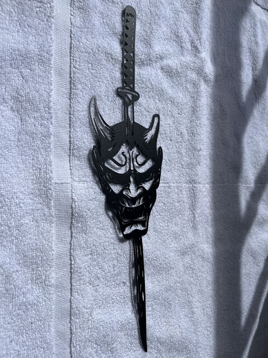 Decoração de Parede Samurai Oni com Katana – Metal