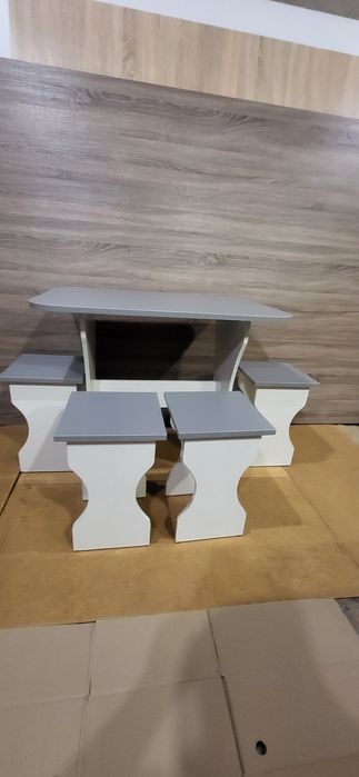 Кухонный стол с табуретками