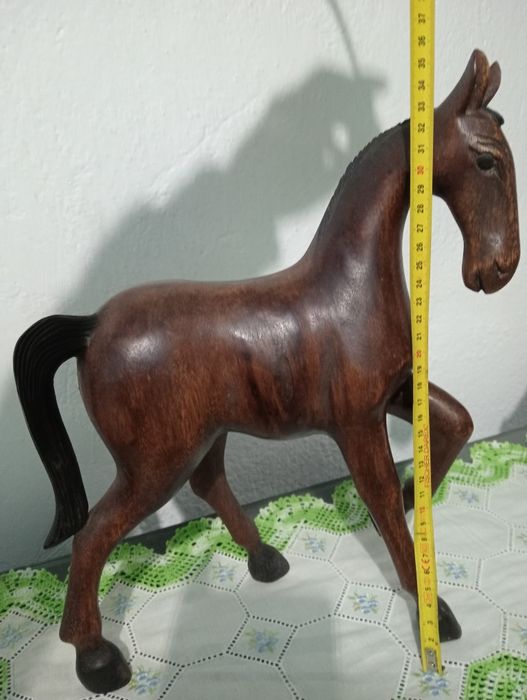Cavalos em madeira feitos á mão