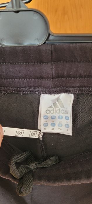 czarne szorty dresowe marki Adidas z zamkami błyskawicznymi