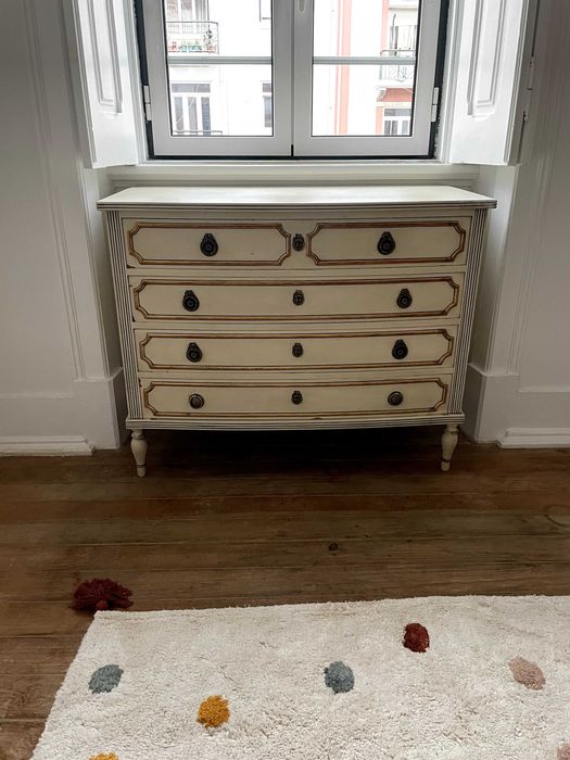 Cômoda clara vintage 5 gavetas