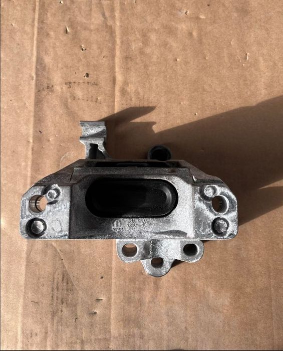 Подушка двигуна перед право, подушка мотора правая чероки 3.2 13-24