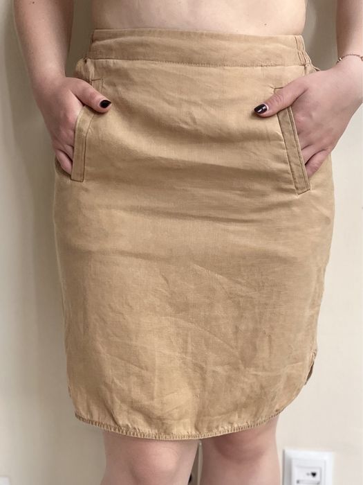 Beżowa lniana spódnica przed kolano z kieszeniami na gumce